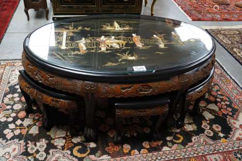 Belle table basse ovale chinoise avec 6 tables d'appoint...