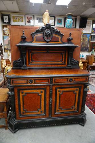 Beau buffet ancien avec bordure - Avec 2 portes et 2 tiroirs...