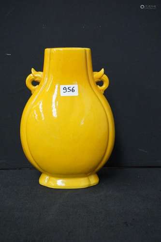 Vase chinois à glaçure jaune - H : 33 cm