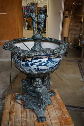 Belle grande fontaine en porcelaine et bronze - Tenue par 3 ...