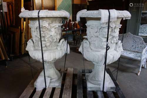 2 très grands vases de jardin sur pied - richement décorés d...