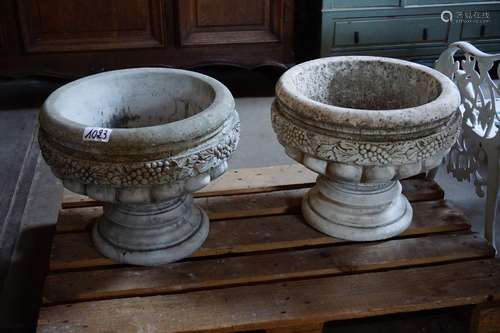 2 vases de jardin sur pied - Décorés de motifs de raisins - ...