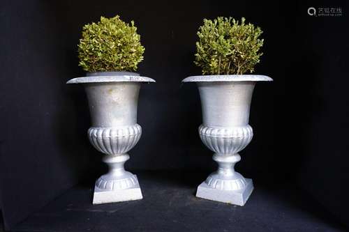 2 Vases de jardin en fonte - H : 45 cm