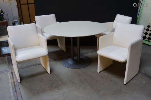 4 Chaises design vintage = table ronde - Chaises "POLTR...