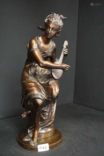 Sculpture en bronze ancien - "Jeune femme avec une mand...