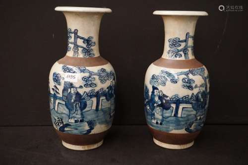 2 vases chinois en craquele - Bleu et blanc - Décor de perso...