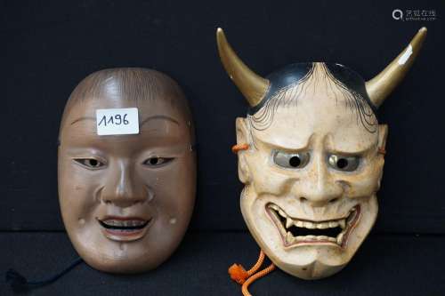 2 masques en bois japonais - H : 20 et 26 cm