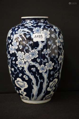 Vase chinois en porcelaine - Signé en bas - Décoré de fleurs...
