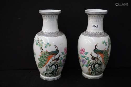 2 Beaux vases en porcelaine de Chine (paire) - Décorés de pa...