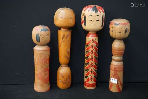 4 poupées japonaises en bois "KOKESHI" - avec text...