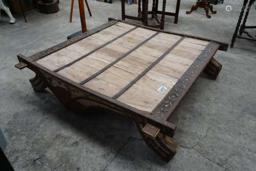 Grande table basse coloniale - 130 x 130 cm