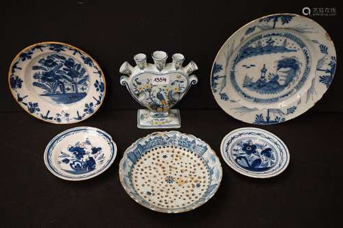 Joli lot ancien de Delft - Comprenant 4 assiettes, 1 passoir...