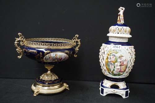 Coupe sur pied + vase à couvercle - signé CAPODIMONTE - H : ...