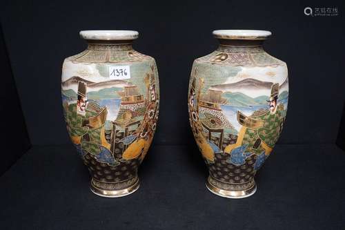 2 vases japonais - Satsuma - Décor avec paysage et personnag...