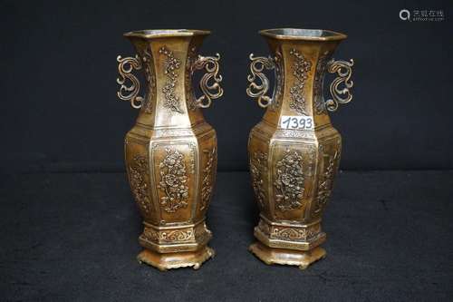 2 vases chinois en bronze - Vases hexagonaux - finement déco...