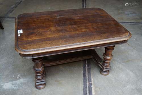 Table basse en style Henry II