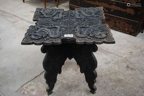 Table asiatique ancienne - Richement sculptée de motifs de d...