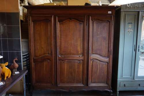 Armoire à trois portes en chêne