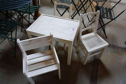 3 chaises hautes + table