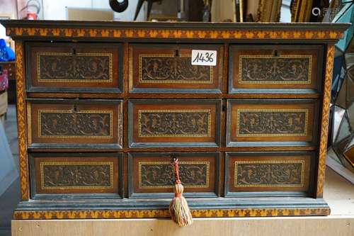 Dessus d'une armoire ancienne