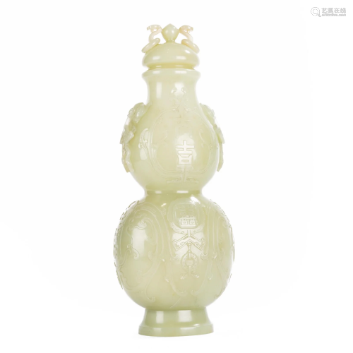 A CHINESE CARVED WHITE JADE DOUBLE GOURDS VASE