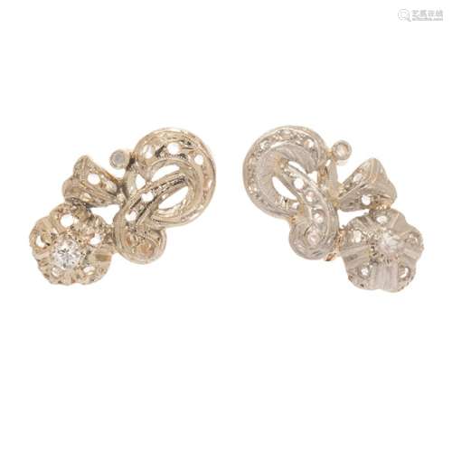 Pair of earrings from the 1920s in 18kt yellow gold with pla...