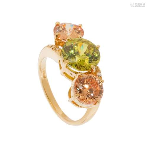 Ring in 18kt yellow gold with a central round-cut peridot fl...