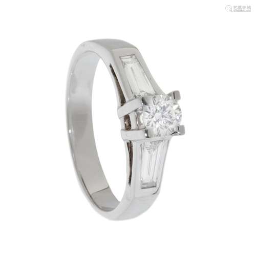 Ring in 18kt white gold