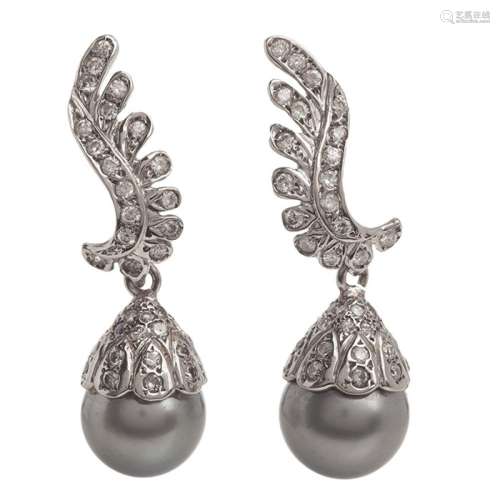 Pair of long earrings with movement in 18 kt white gold