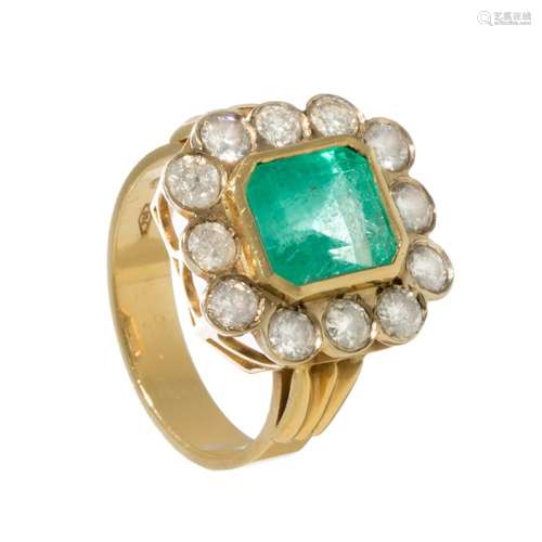 Ring in 18kt yellow gold with emerald and diamonds
