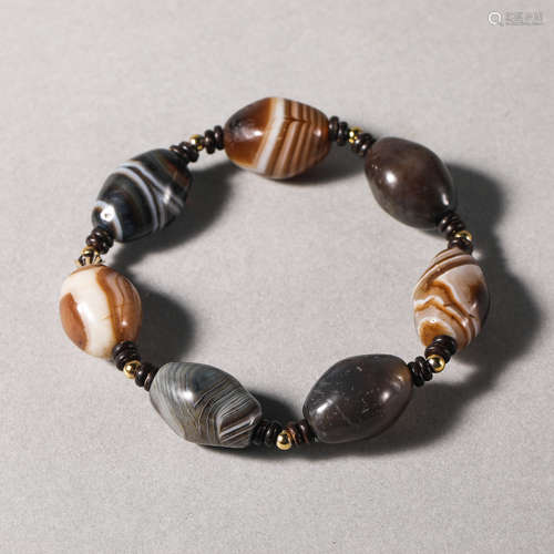 China Qing Dynasty Bracelet made of winding silk agate