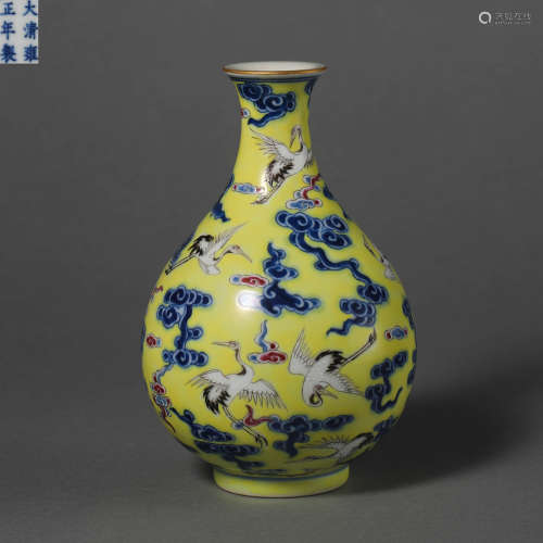 China Qing Dynasty Yellow Glazed Crane Ornamental Bottle