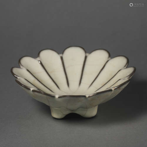 China Song Dynasty Flower mouth porcelain bowl