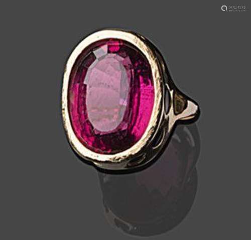 Bague en or jaune ornee d'une tourmaline rose serie clos d'e...