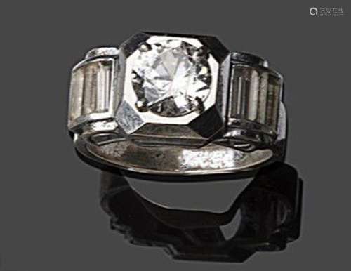 Bague en argent (925) ornee de pierres blanches d'imitation....