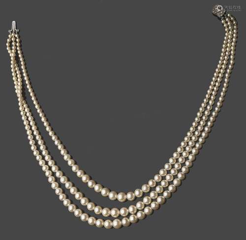 Collier à trois rangs de perles d'imitation, le fermoir en a...