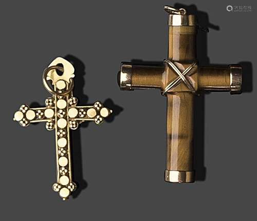 Deux croix pendentifs en or jaune 18K (750), la premiere en ...