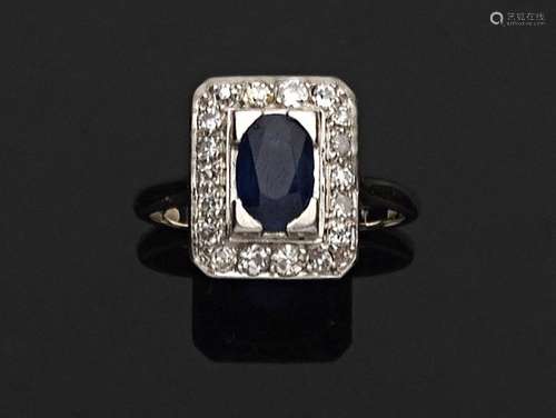 Bague en or gris 18K (750) sertie d'un saphir ovale dans un ...