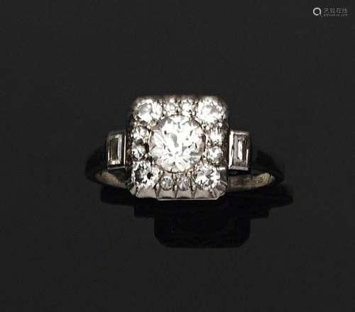 Bague en or gris 18K (750) ornee d'un diamant de taille anci...