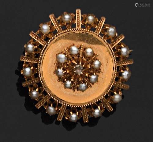 Broche ronde en or jaune 18K (750) sertie de demi-perlesFin ...