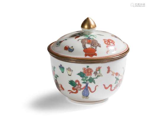 Petit pot couvert en porcelaine à décor KakiemonH. 12 cm - D...