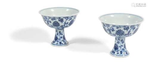 Paire de coupes en porcelaine, à décor bleu sous couverte de...