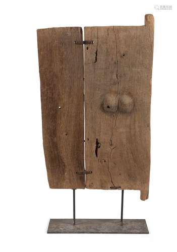 Porte de case en bois patine, monte sur socle en metal.Dogon...