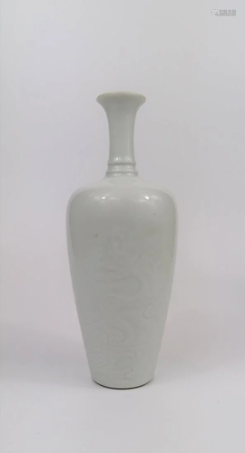 A White-glazed â€˜three-stringâ€™ vase