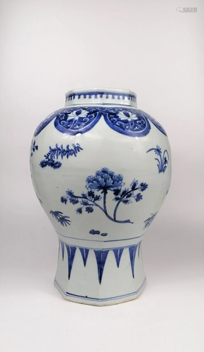 A Chinese Blue and white Octagon jar