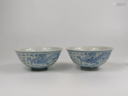 A pair of Chinese blue and white dragon bowl