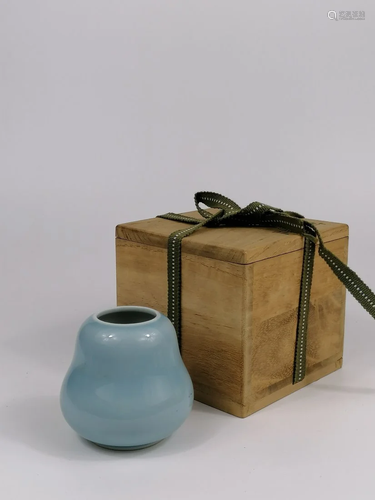 A Chinese sky-blue waterpot