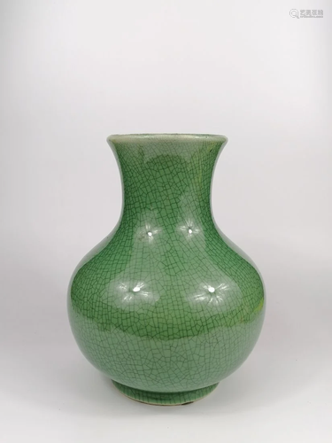 Chinese cracked stylish apple green glaze vase