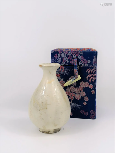 A Chinese Cizhou kiln Yuhuchun vase