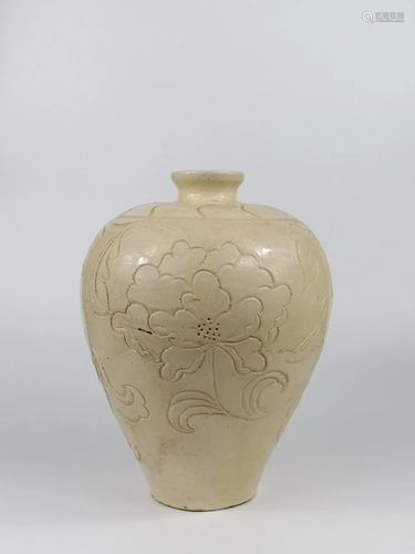 A Chinese Cizhou kiln carved peony Meiping